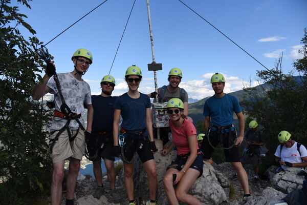 /resources/2_Klettersteig_Gruppenbild.jpg